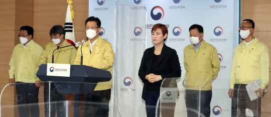 임인택 보건복지부 보건산업정책국장이 18일 정부서울청사에서 정부의 코로나19 해외 개발 백신 확보물량과 공급 시기 등에 관해 질문에 대해 답변하고 있다. 연합뉴스